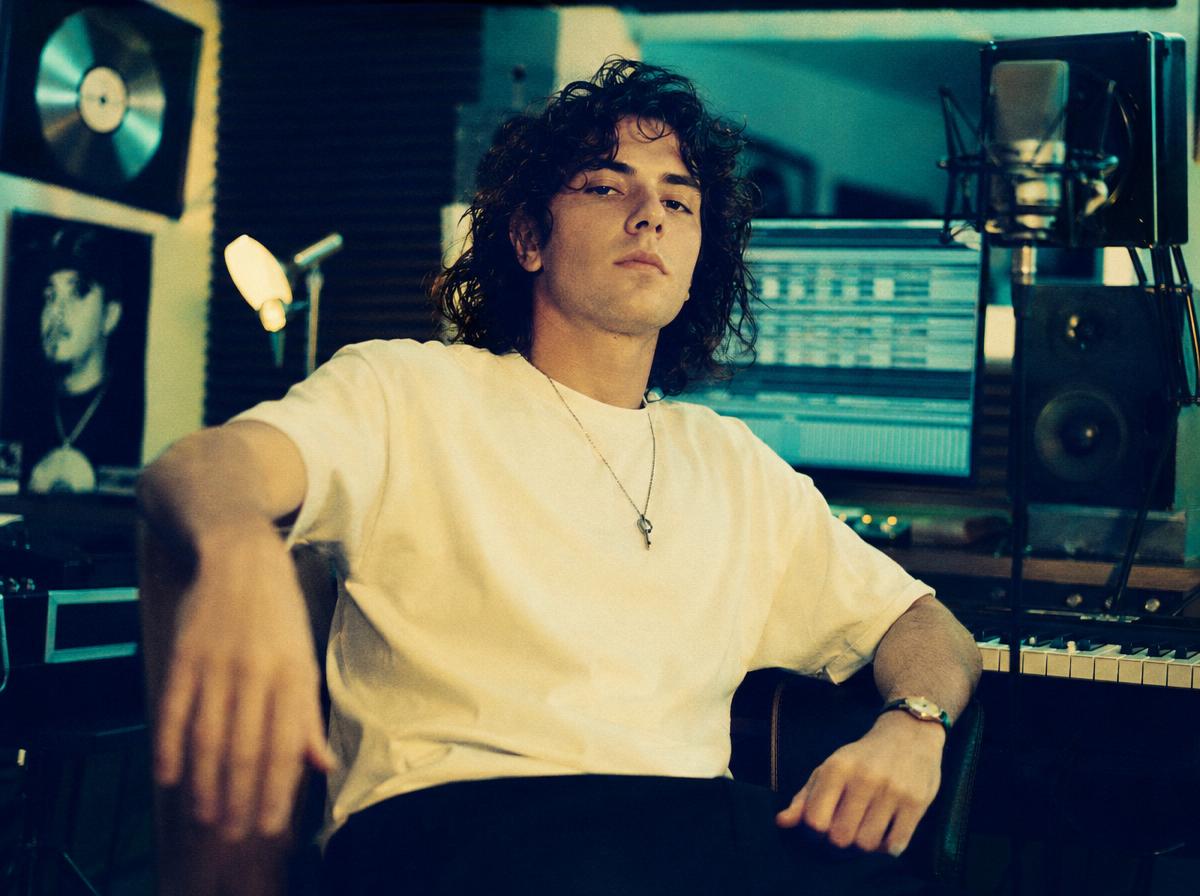 Влюбленная пара слушает персональный трек на заказ